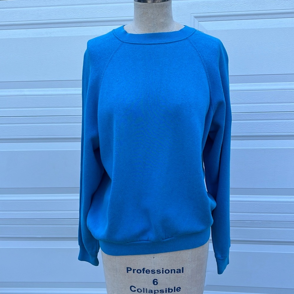 SOLID VINTAGE CREW NECK SWEATER